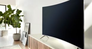 photo d'une tv 4k incurvée dans un salon