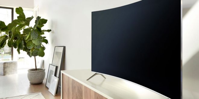 photo d'une tv 4k incurvée dans un salon